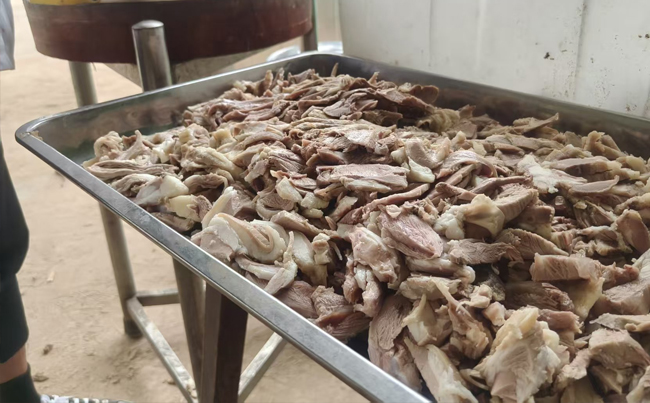 初伏至，新東電為家人們準備了美味羊肉湯！